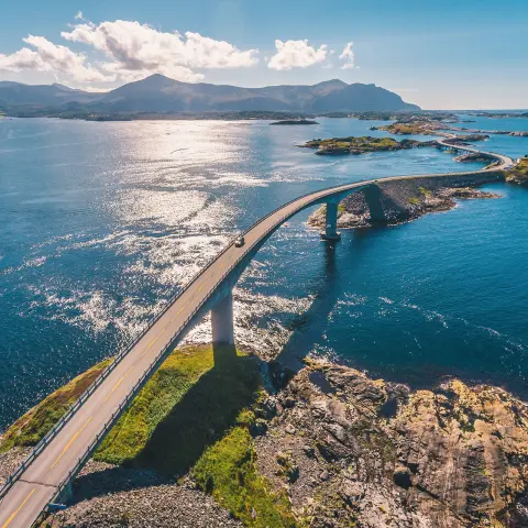 Prise de vue aérienne par drone de l’ahurissante route de l’Atlantique en Norvège de renommée mondiale.