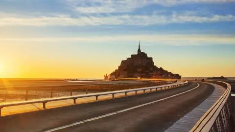 Route du Mont-Saint-Michel au coucher du soleil, Normandie. France