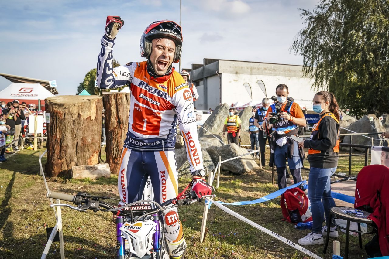 Toni Bou qui fête une victoire.