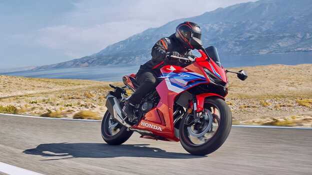 CBR500R sur route, cliché en mouvement avec pilote