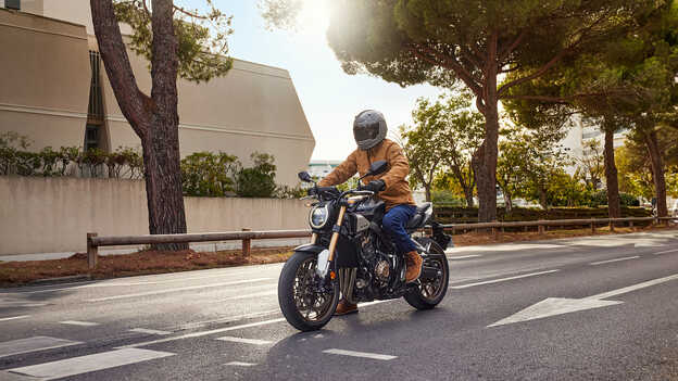 Mannequin sur une moto circulant sur piste de course.