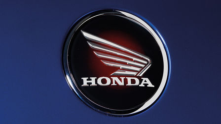 Badge ail&eacute; d'une moto Honda.