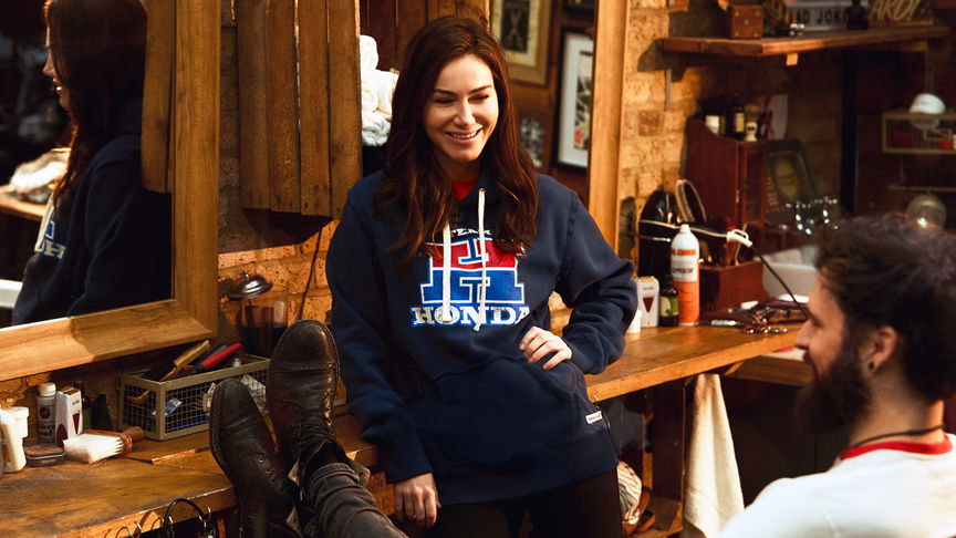 Femme portant un sweat à capuche Honda