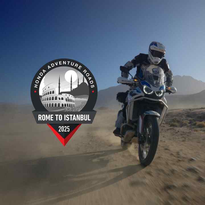 Pilote HAR au Maroc sur un terrain poussiéreux.