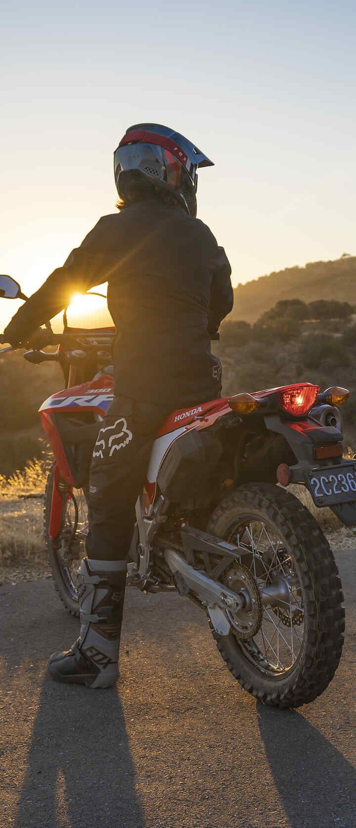 CRF300 garé avec un coucher du soleil en toile de fond