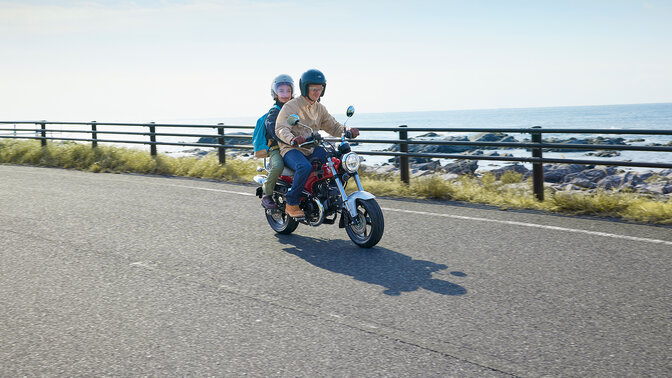 Honda DAX 125 sur route près de la côte