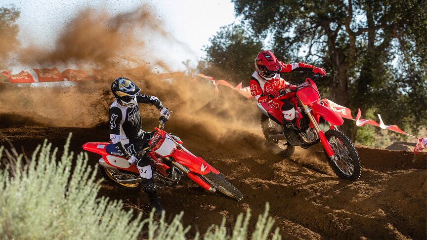 Deux pilotes franchissant des sauts sur la Honda CRF450R.