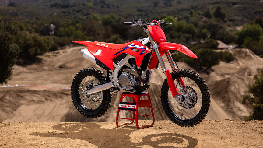 Deux pilotes franchissant des sauts sur la Honda CRF450R.