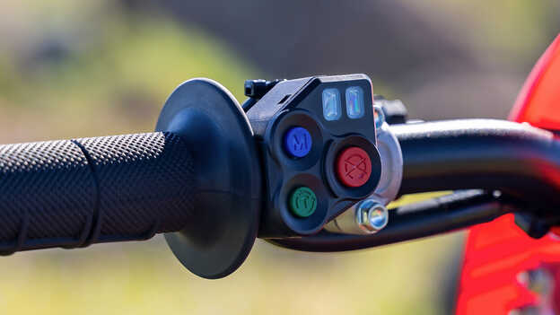 CRF250R  : bouton de sélection du caractère moteur à 3 modes (EMSB)