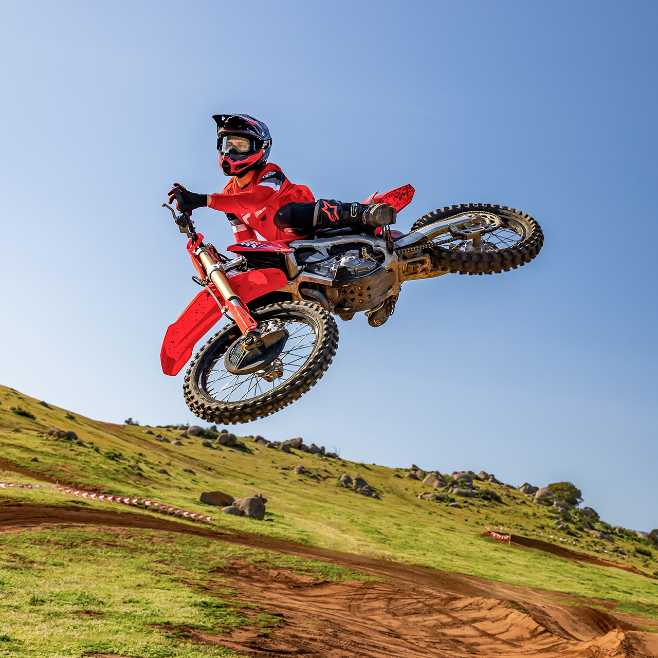 CRF450R sur circuit avec un pilote de motocross