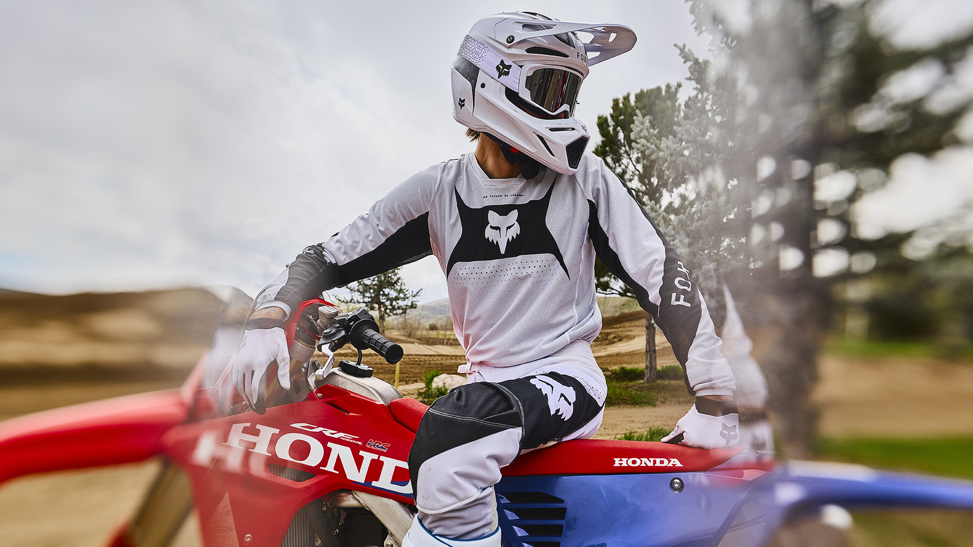 CRF450R sur circuit avec un pilote de motocross