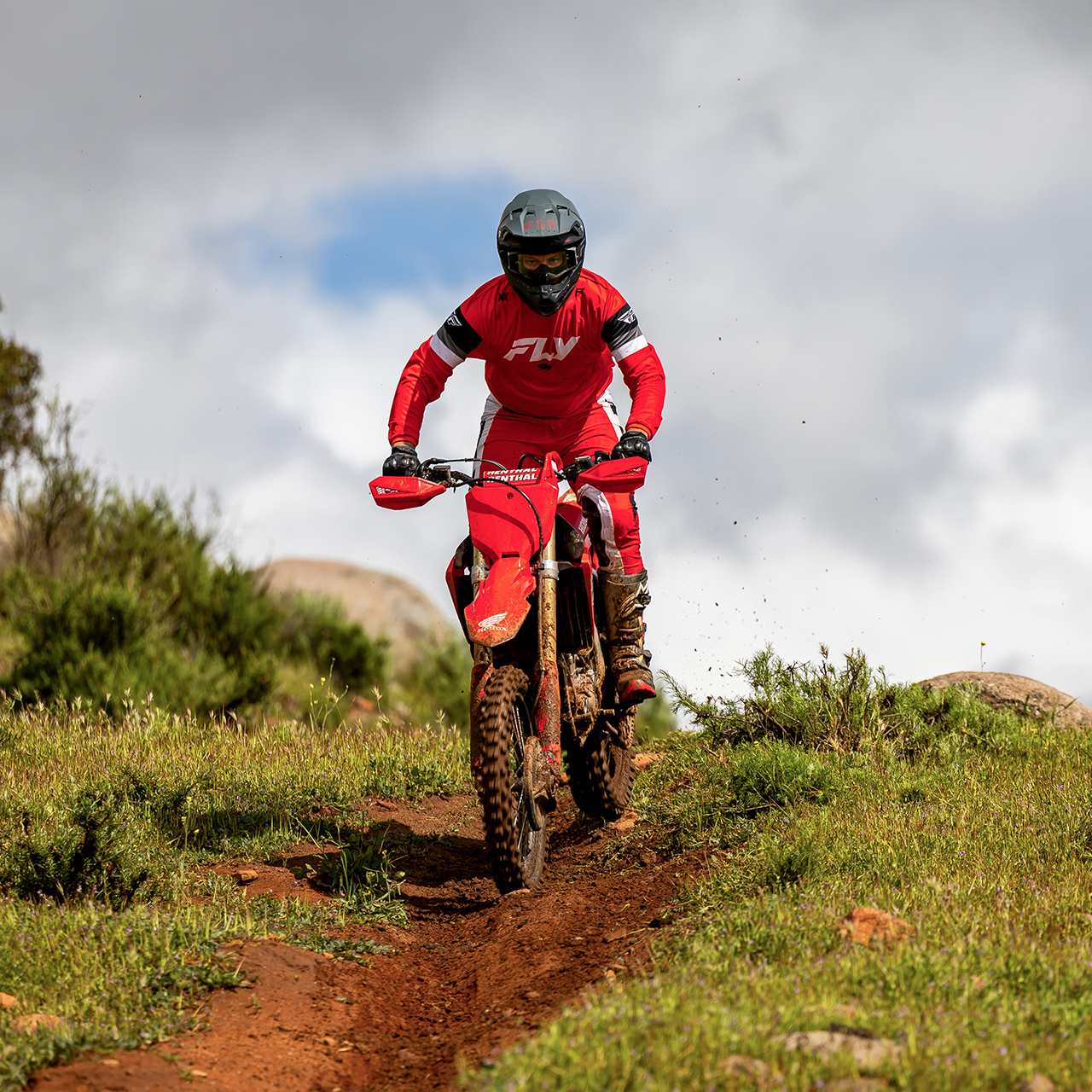 CRF450R sur circuit avec un pilote de motocross