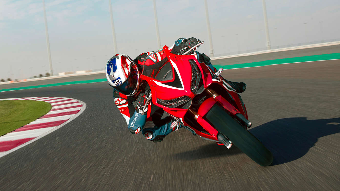 Casque Honda Kabuto, Aeroblade V - Go - Superposé, vue de trois quarts avant gauche, sur la tête d'un motard, course sur circuit