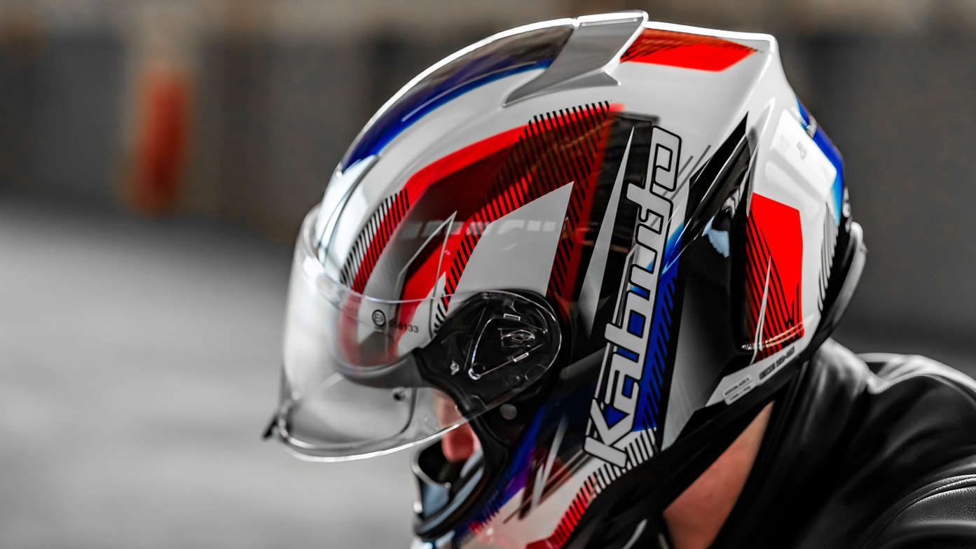 Casque Honda Kabuto, Aeroblade V - Go White Blue Red - CBR650, côté gauche, sur la tête d'un motard