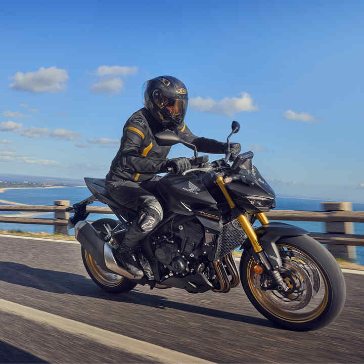 Vue dynamique des trois quarts avant de la CB1000 Hornet 2025