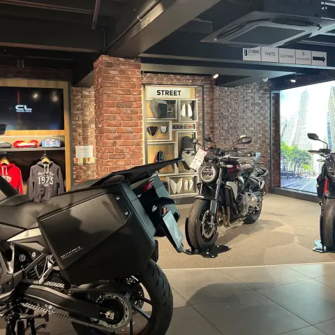 Vue de l'extérieur du concessionnaire Honda