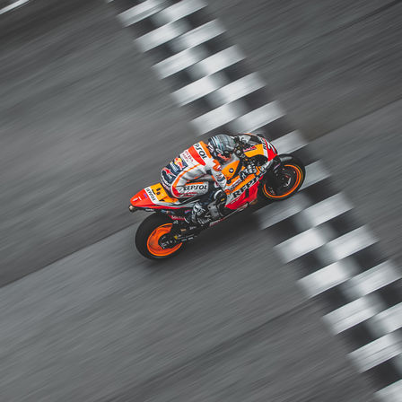 Pilote Honda de MotoGP qui franchit la ligne d’arrivée.