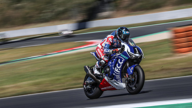 Vue de trois quarts avant de la Honda Fireblade pendant une course EWC.