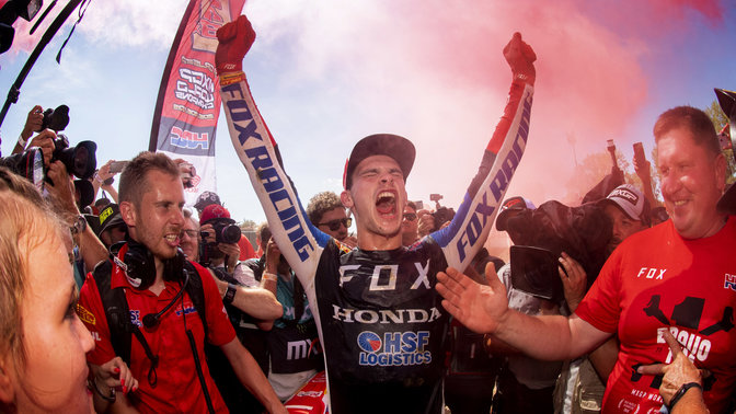 Pilote Honda de MXGP qui f&ecirc;te une victoire.