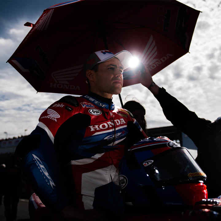 Leon Haslam, pilote de WSBK, pendant une interview.