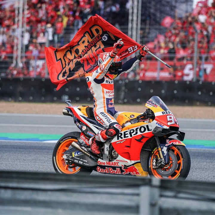 Marc Marquez, pilote de MotoGP, célébrant sa victoire sur une Fireblade.