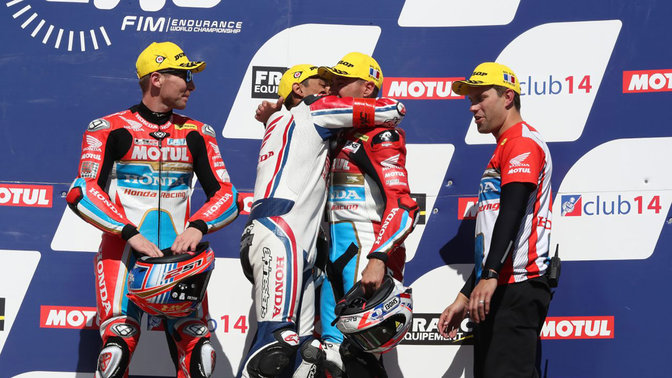 Pilotes Honda EWC qui fêtent la victoire.