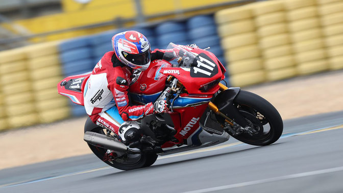Vue de trois quarts face de la Honda Fireblade pendant une course EWC.