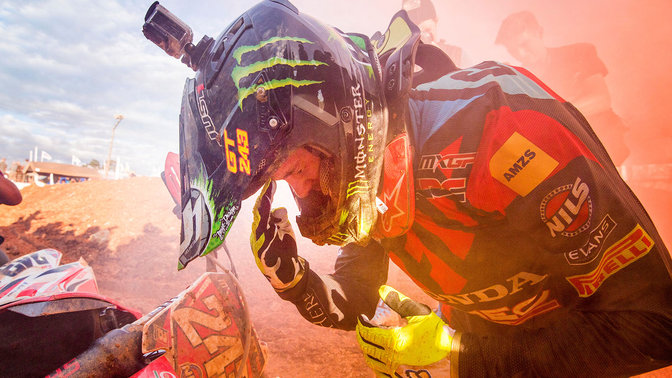 Pilote Honda MXGP après la course dans une tempête de poussière.