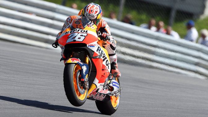 Vue de trois quarts face de la Honda Fireblade dans une course MotoGP.
