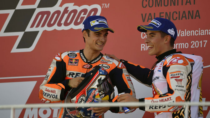 Deux pilotes Honda MotoGP qui fêtent une victoire.