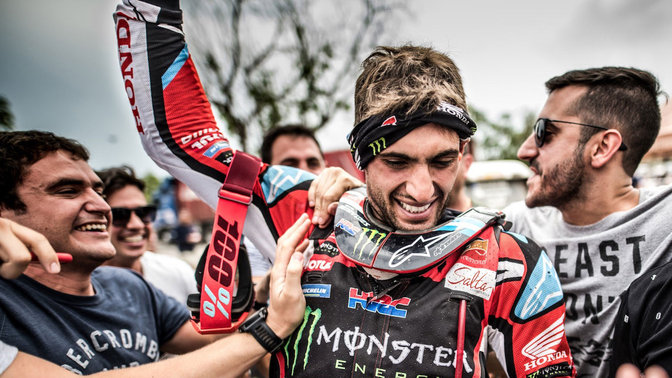 Pilote Honda Rallye qui fête la victoire.