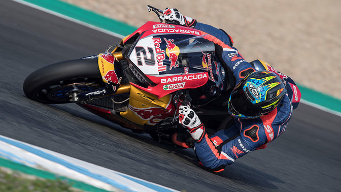 Vue de trois quarts face de la Honda Fireblade dans une course WSBK.