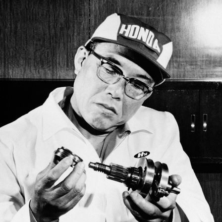 Gros plan sur Soichiro Honda.