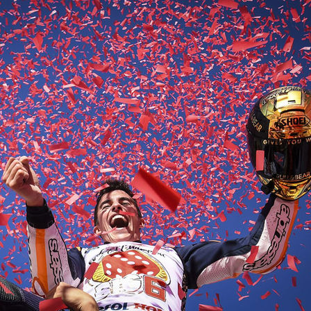 Gros plan de Marquez qui vient de remporter le titre.