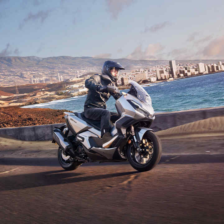 scooter Honda ADV 350 avec suspension à grand débattement et pneus à profil mixte