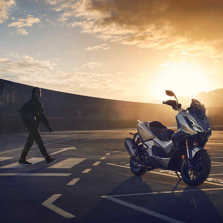Scooter Honda ADV350 doté d'un moteur sportif puissant et d'un châssis robuste et souple