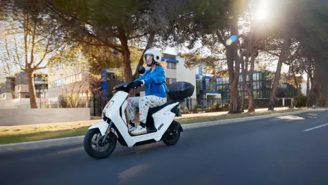 Honda EM1 e: dans le coloris blanc avec top case sur route