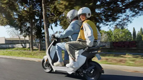 Honda EM1 e: s'éloignant avec pilote et passager