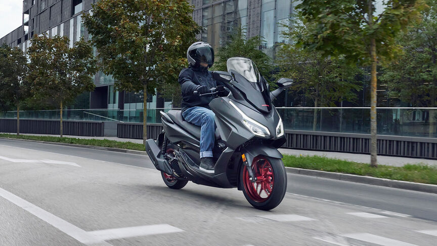 Vue du Honda Forza 125 sur route.