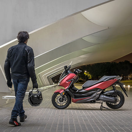 Profil gauche du scooter Forza&nbsp;125