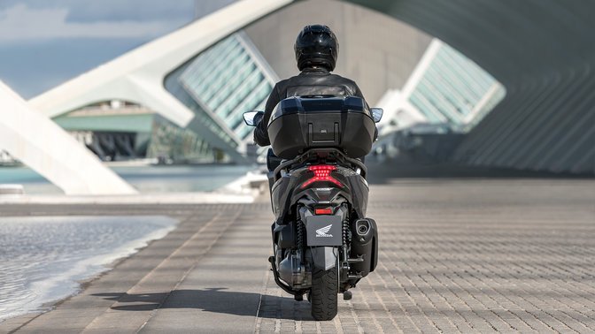 Vue arri&egrave;re du Honda Forza&nbsp;300, en ville.