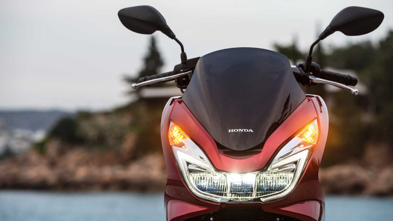 Honda-Scooter-PCX125-En situation-Rouge Pearl Siena -Avant