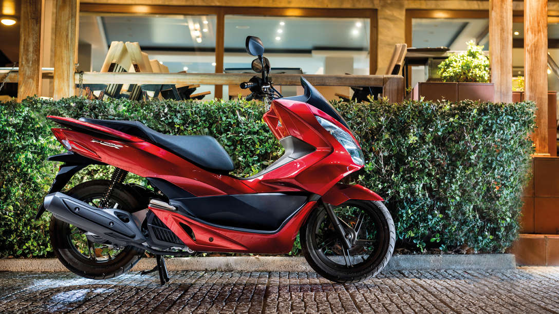 Honda-Scooter-PCX125-En situation-Rouge Pearl Siena-Statique