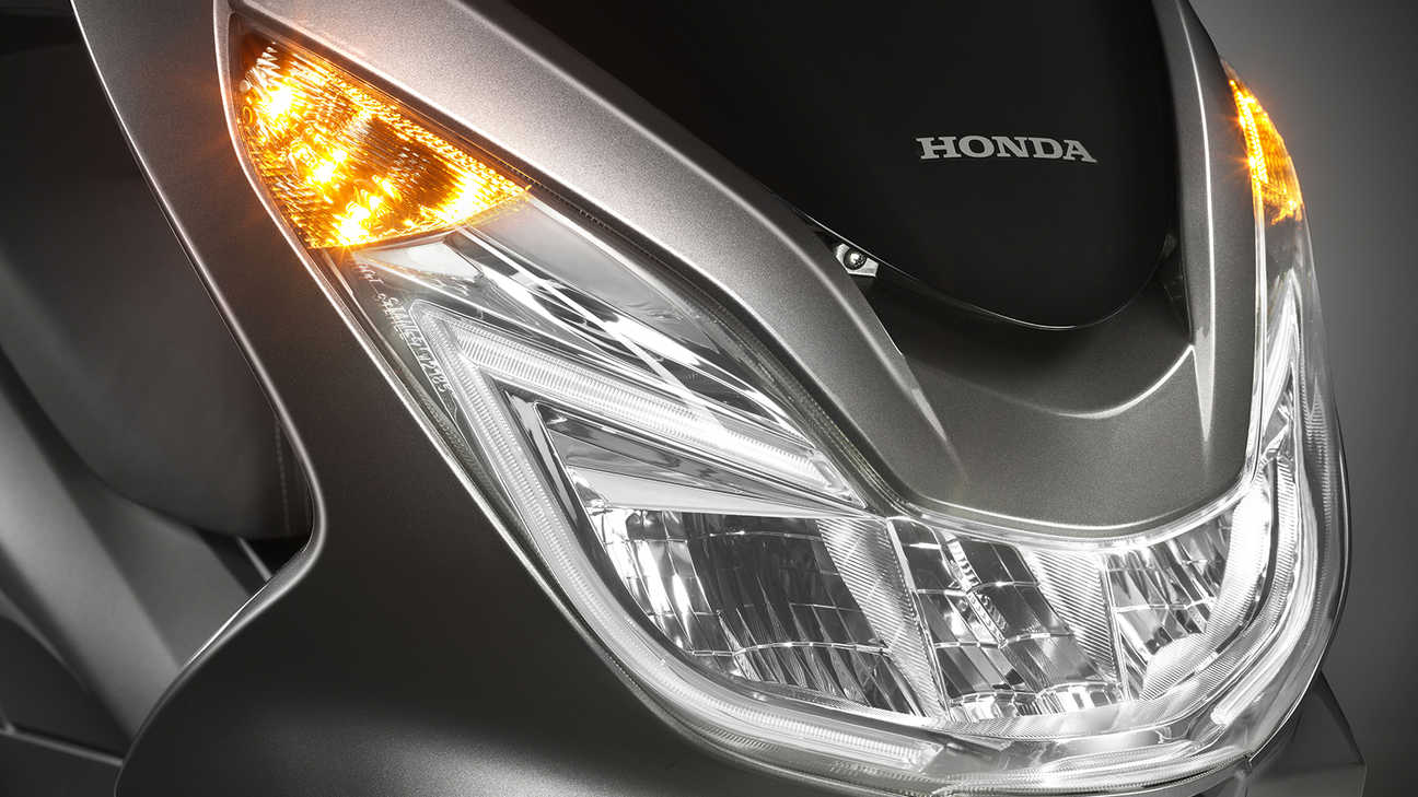 Honda-Scooter-PCX150-Studio-Argent métallisé Moondust-Phare
