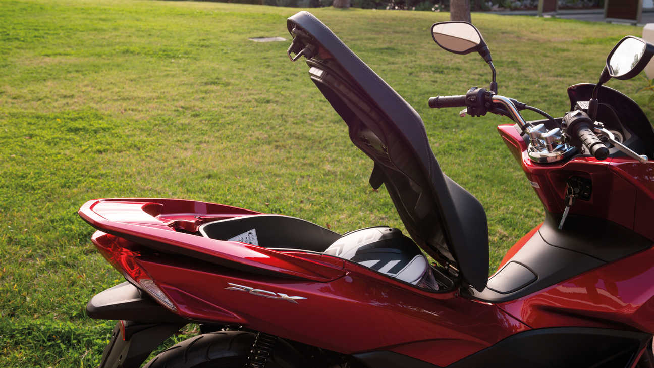 Honda-Scooter-PCX150-Studio-Rouge Pearl Siena-Selle