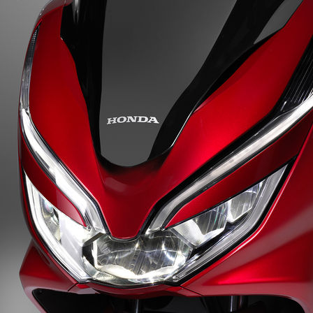 Gros plan sur les phares du scooter Honda&nbsp;PCX125.