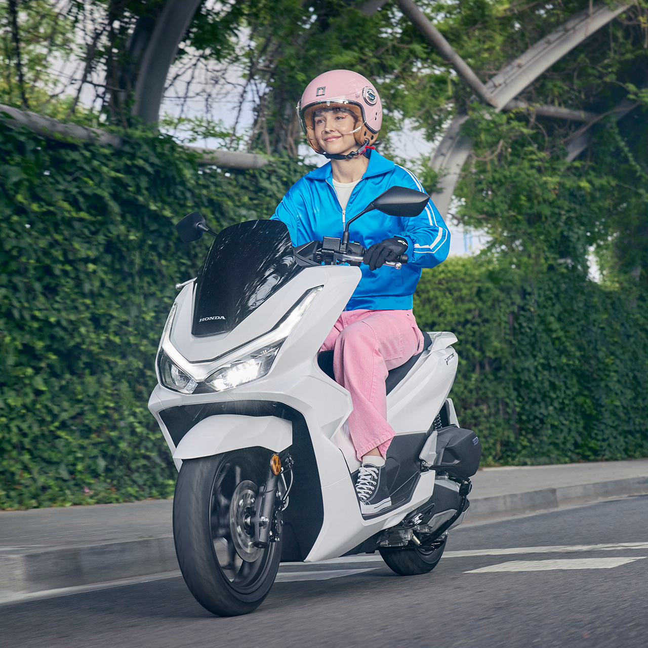 Mannequin sur une moto PCX125 dans un environnement urbain