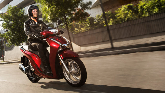Homme seule conduisant la moto