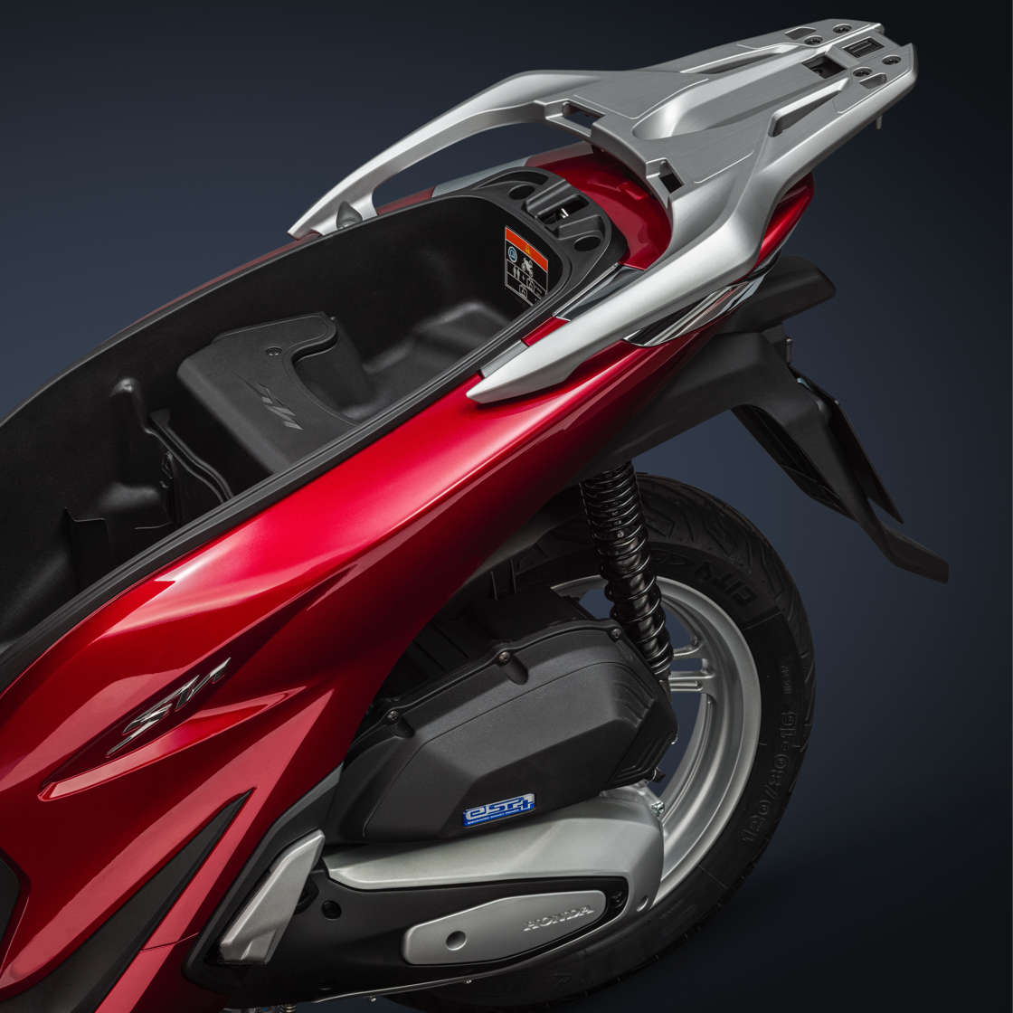 Honda-SH125i, zoom sur le compartiment de rangement de la selle