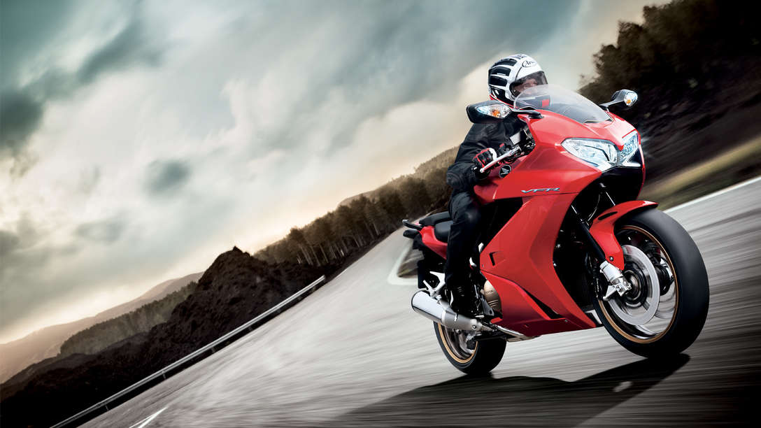 Honda - VFR800F - Tourer - En situation - Victory Red - Dynamique